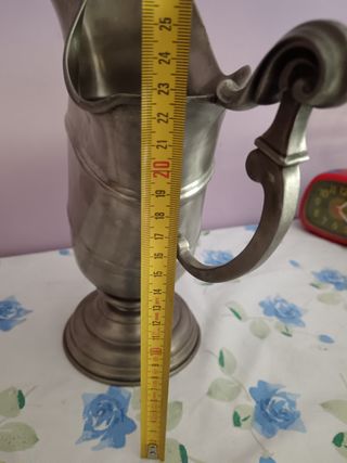 Vaso a forma di elmo in peltru ar bre