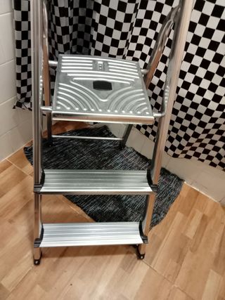 Escalera metálica de 3 peldaños