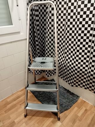Escalera metálica de 3 peldaños