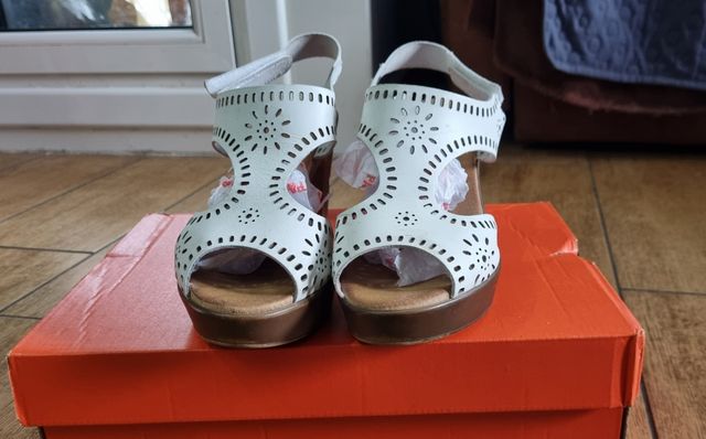 Sandalias zapatos blancos