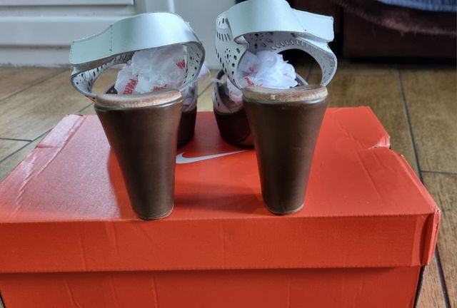 Sandalias zapatos blancos