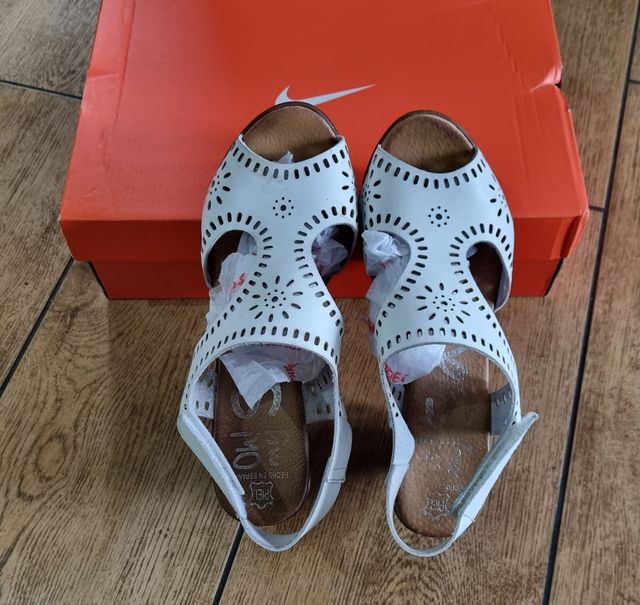 Sandalias zapatos blancos