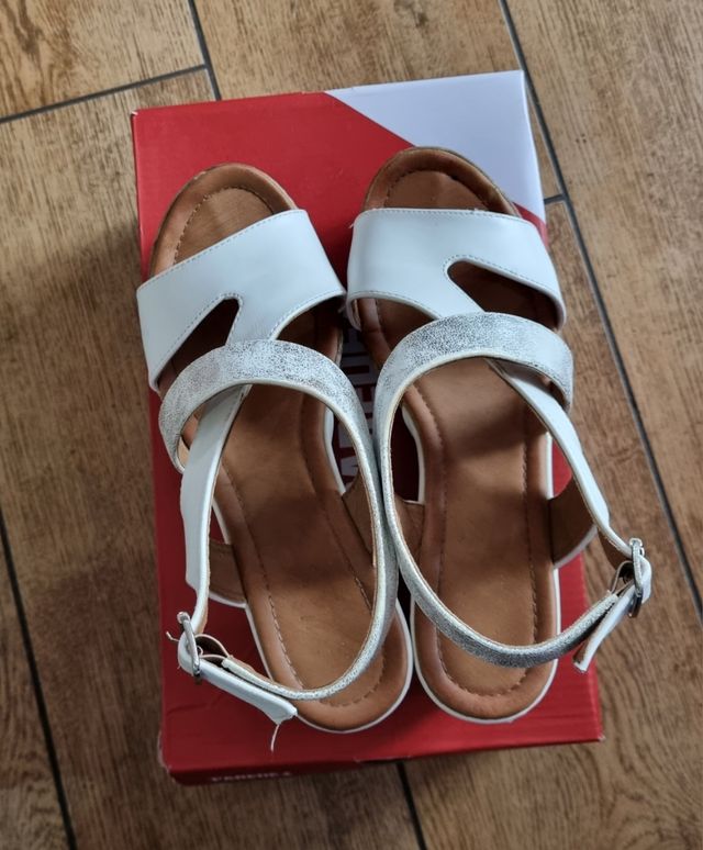 Sandalias de tacón blancas