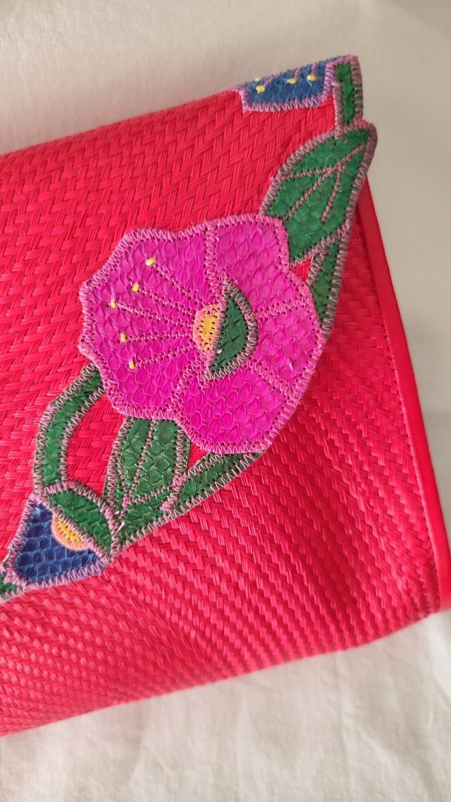 Cartera de mano con bandolera