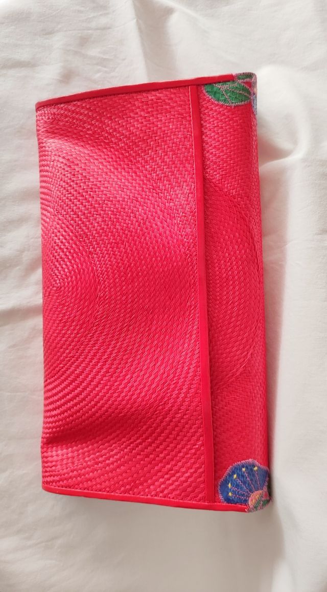 Cartera de mano con bandolera