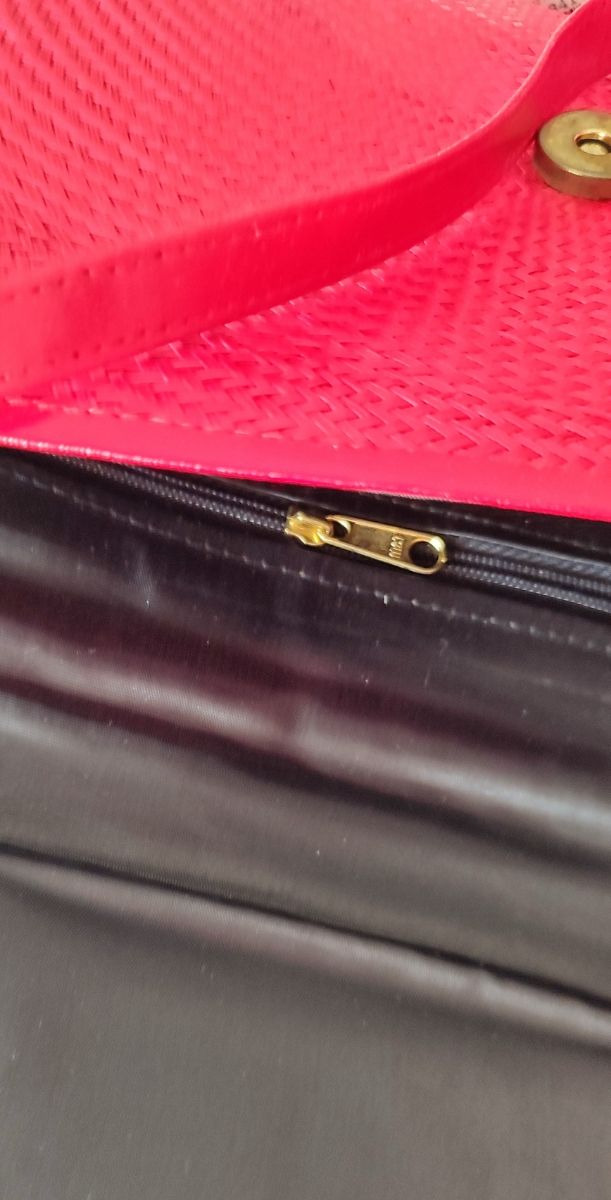 Cartera de mano con bandolera