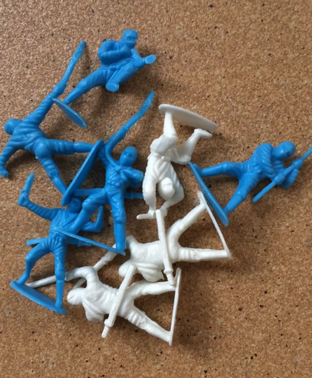 Samuráis ninjas Ocho samuráis de plástico.