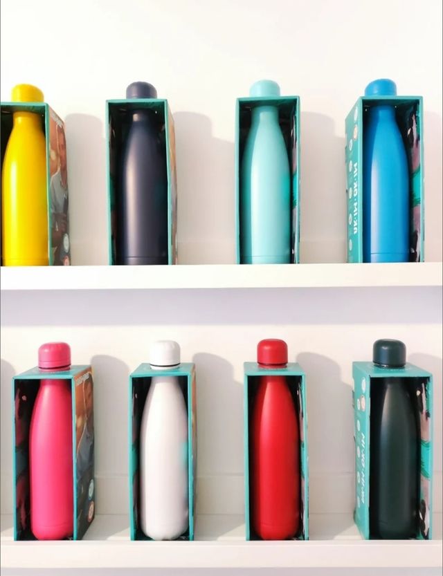 Botella térmica de acero inoxidable personalizada.