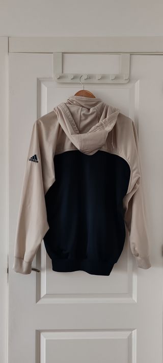 Chaqueta de chandal marca Adidas vintage.
