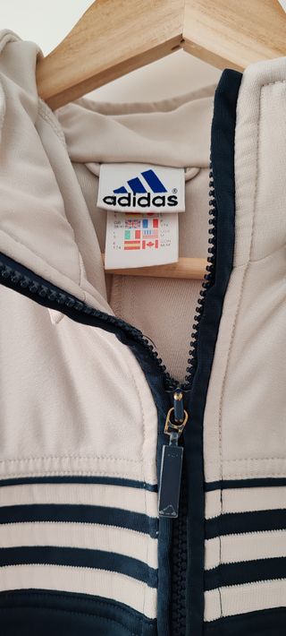 Chaqueta de chandal marca Adidas vintage.