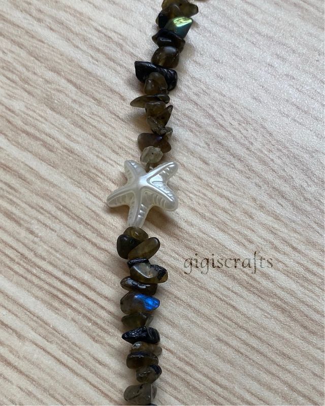 Collar artesanal de piedra luna gris