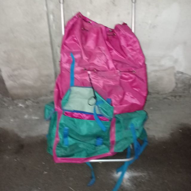 Zaino da campeggio con struttura in metallo.