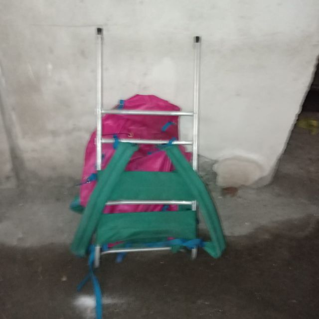 Zaino da campeggio con struttura in metallo.