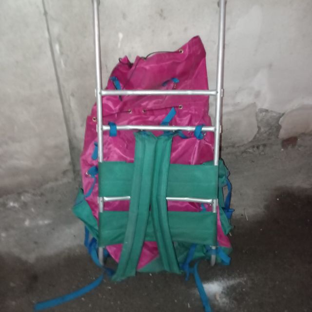 Zaino da campeggio con struttura in metallo.