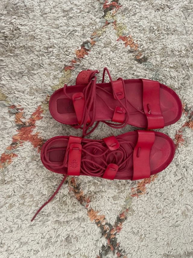 Sandalias rojas de yokono