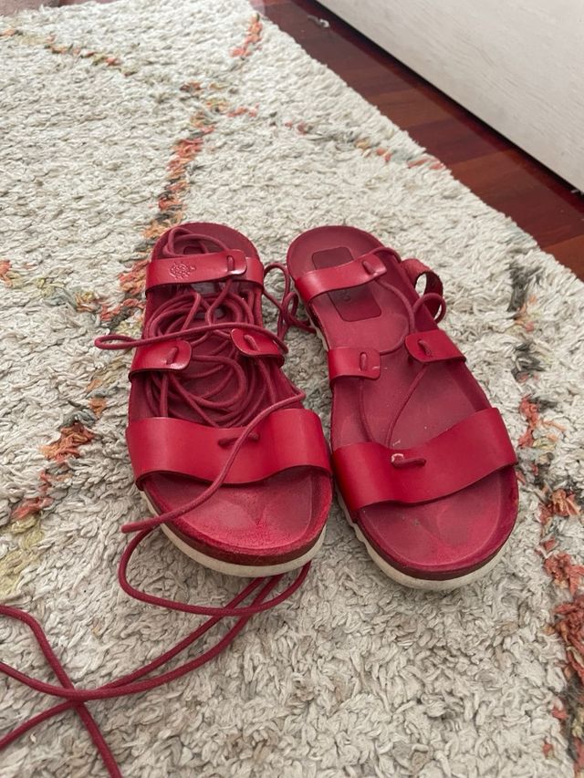 Sandalias rojas de yokono