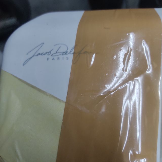 Espejo de baño blanco con puerta y baldi