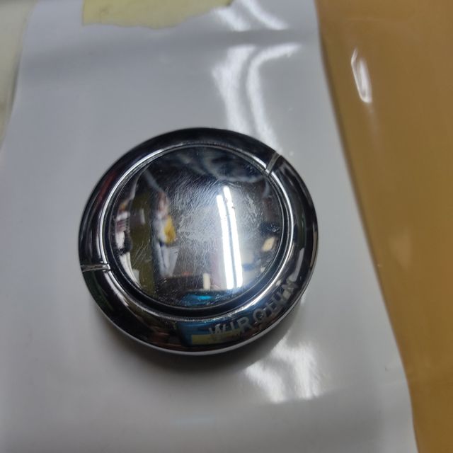 Espejo de baño blanco con puerta y baldi