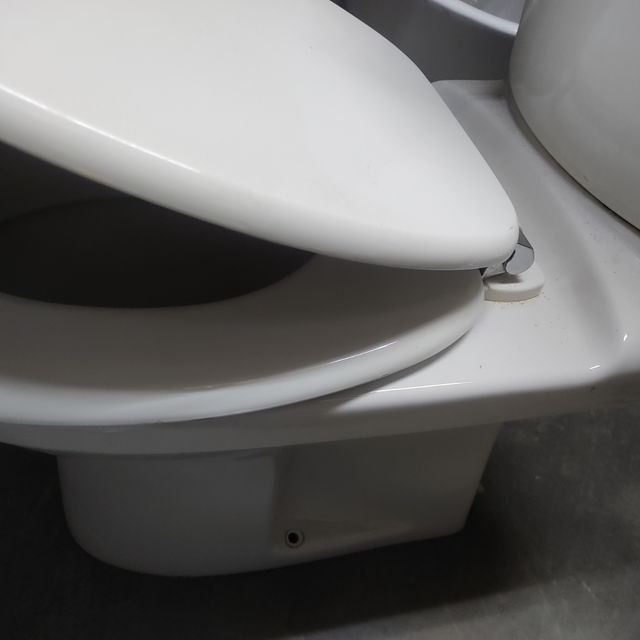 Espejo de baño blanco con puerta y baldi