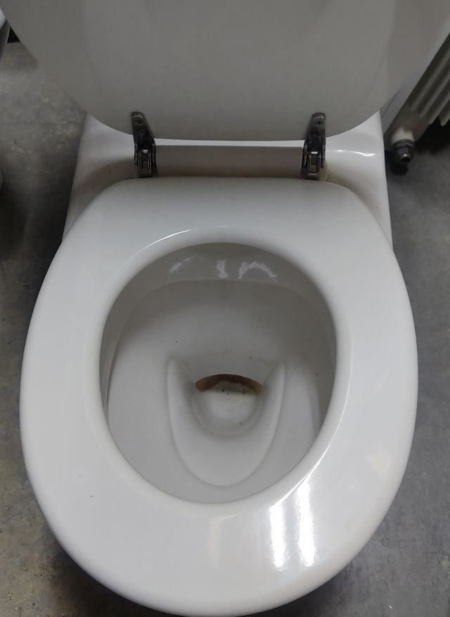 Espejo de baño blanco con puerta y baldi