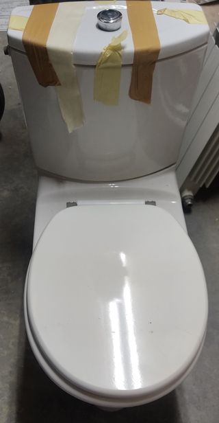 Espejo de baño blanco con puerta y baldi