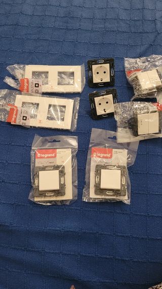 Conmutador+ enchufes+ embellecedor