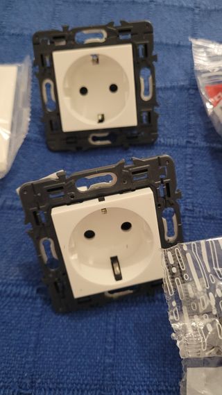 Conmutador+ enchufes+ embellecedor