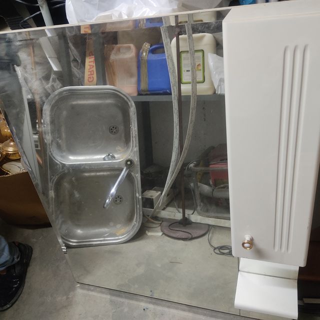 Espejo de baño blanco con puerta y baldi