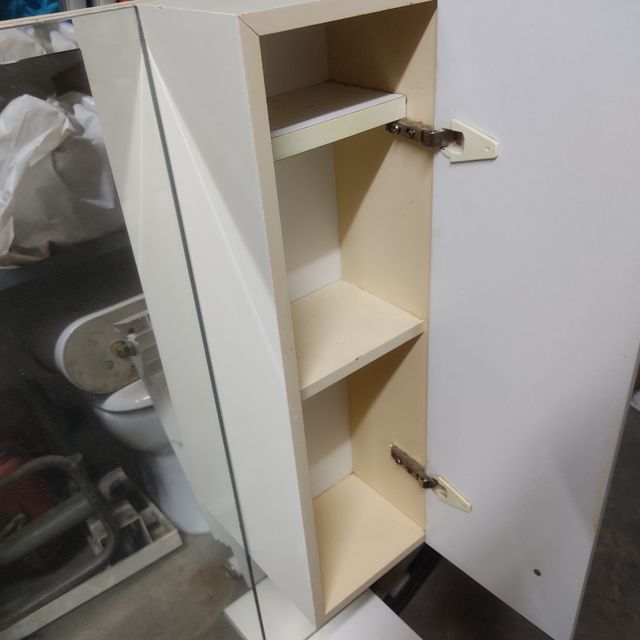 Espejo de baño blanco con puerta y baldi