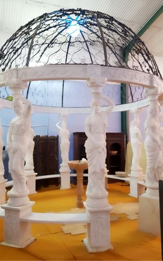 Templete - Pérgola con 10 esculturas