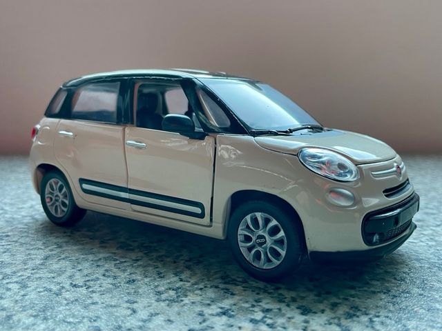 FIAT 500L 1:24