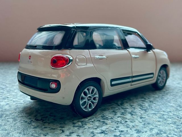 FIAT 500L 1:24