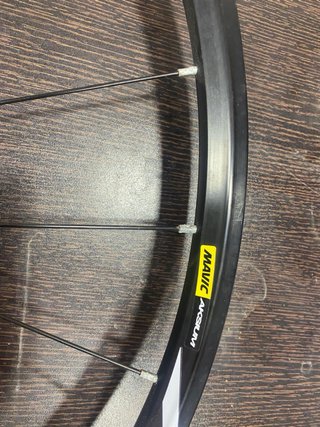 Roda delantera mavic aksium bici carretera