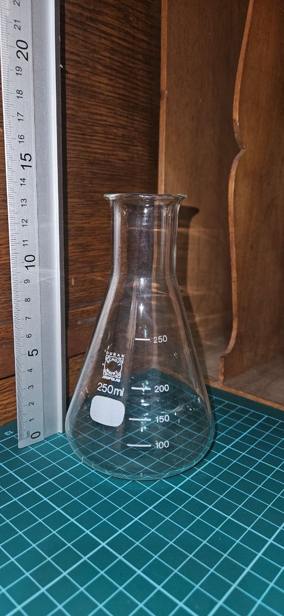 vaso de vidrio con tubos