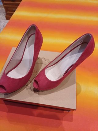 zapatos rojos de antelina