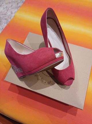 zapatos rojos de antelina