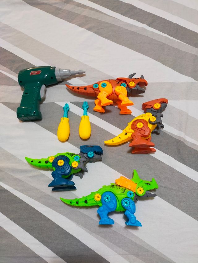 Caja de dinosaurios para montar