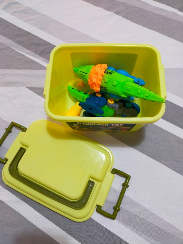 Caja de dinosaurios para montar