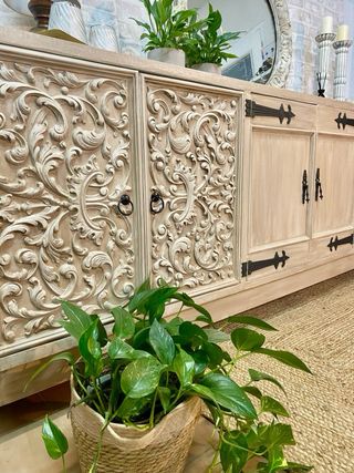 Aparador antiguo de madera maciza