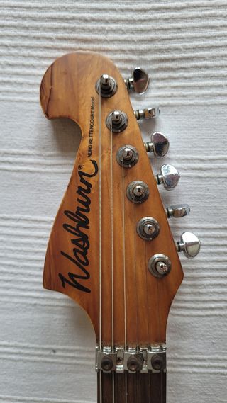Guitarra eléctrica WASHBURN.