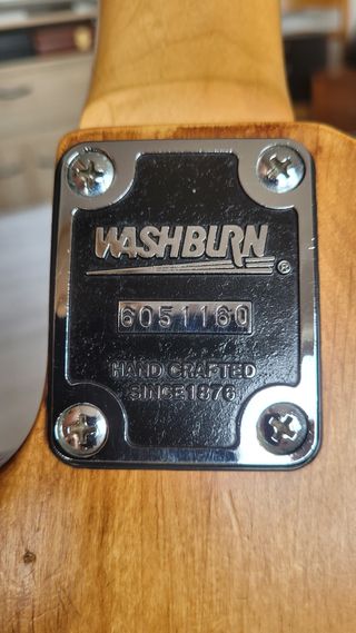 Guitarra eléctrica WASHBURN.