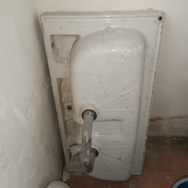 Sanitarios; WC.; Lavabo de pie y Fregadero