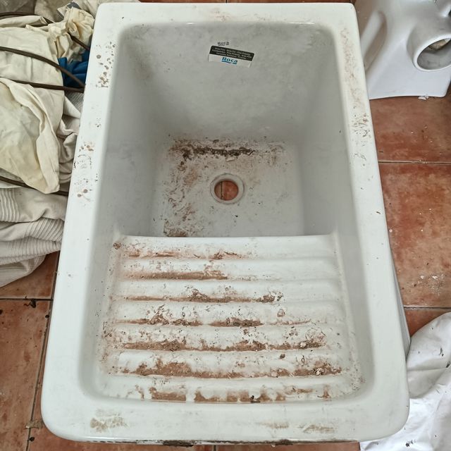 Sanitarios; WC.; Lavabo de pie y Fregadero