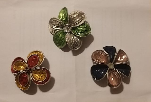 Tres preciosos broches artesanales