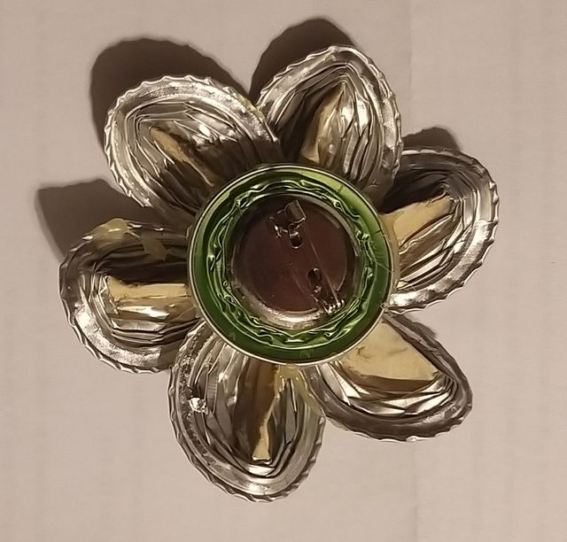 Tres preciosos broches artesanales