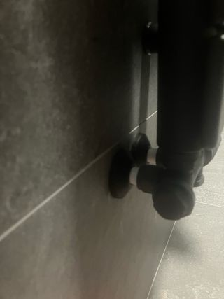 Rosetta copritubo termosifone o termoarredo nero