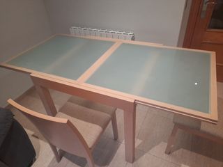 Mesa y 4 sillas