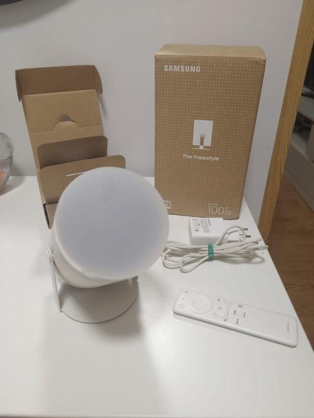 Proyector con pantalla