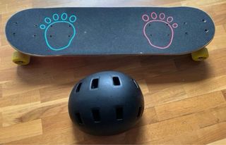 Monopatín Decathlon Skate + casco