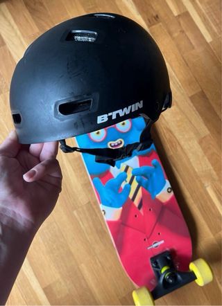 Monopatín Decathlon Skate + casco